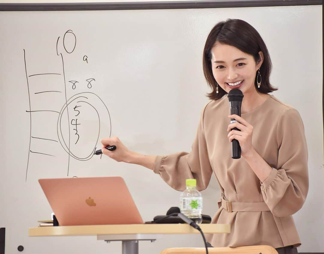 上条百里奈のインスタグラム：「介護×well-being いばふくでの講演でした☺︎ ・ ケア記録には書かれないケア職の役割とその重要性。👩‍🏫 ・ 今回はグループワークや座談会でたくさんの方とお話する機会があったので、とても嬉しかった♡♡ オンライン含め、絡んでくださった皆さま ありがとうございました❤️ ・ ・ 残りのいばふくも皆さんぜひ参加してくださいね♡ #介護 #介護福祉士 #福祉 #caregiver #講演 #いばふく  #在宅介護 #看取り #wellbeing  #いばふくは本当にみんな良い人で熱意ダダ漏れで大好きです💕 #ありがとうございました♪」