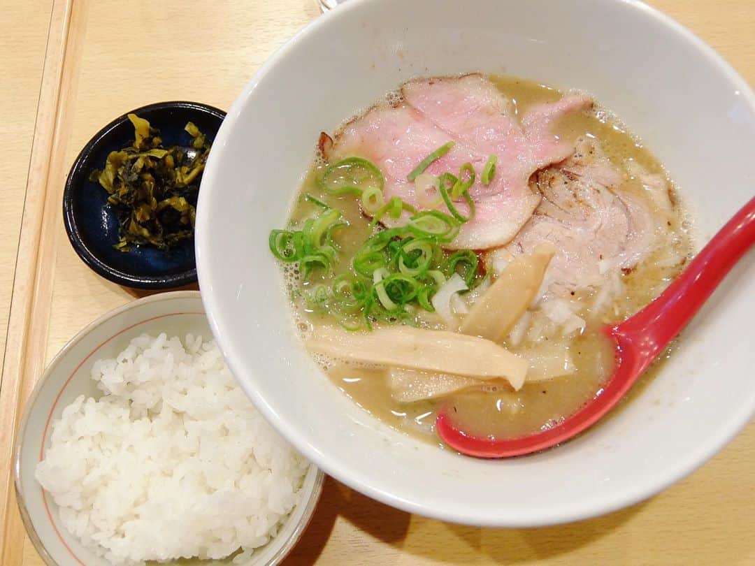 桂春雨さんのインスタグラム写真 - (桂春雨Instagram)「昼ごはん。今日は仕事も稽古も観劇も無い完全オフ日。一日中ゆっくり休めるのは18日ぶりです。休みは楽しいなあ。休みなので、1時回ってからの、ゆっくりランチ。中も津屋で『醤油ラーメン』。ご飯と高菜が付いてます。 #昼ごはん #ランチ #醤油 #ラーメン #ごはん #高菜 #極上 #スープ #lunch #noodles #ramen #instafood」10月26日 13時30分 - harusamek