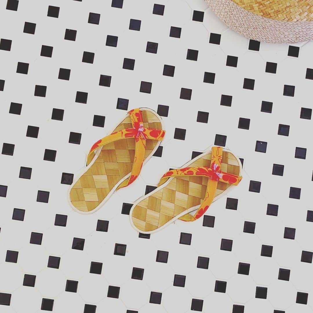 のインスタグラム：「おうち時間が長いから今年はいつになくラウハラスリッパを履いている。外スリッパが鼻緒ありだからか、ラウハラスリッパはバッテンが定番スタイル。みんな小指をちょっとはみ出して履いています。  #hawaii #lauhalaslippers  #stayhome」