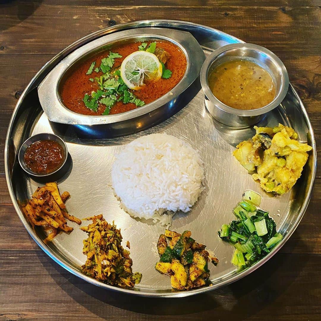 松尾貴史さんのインスタグラム写真 - (松尾貴史Instagram)「豪徳寺「オールド・ネパール」で、ニジマスのカレーセット。  「お魚、綺麗に召し上がりましたねー」と褒められた。保育園児のように喜ぶ私。  ##curry #咖哩 #カレー #spice #スパイス #ネパール #ネパールカレー #ネパール料理 #アチャール」10月26日 13時35分 - kitsch.matsuo