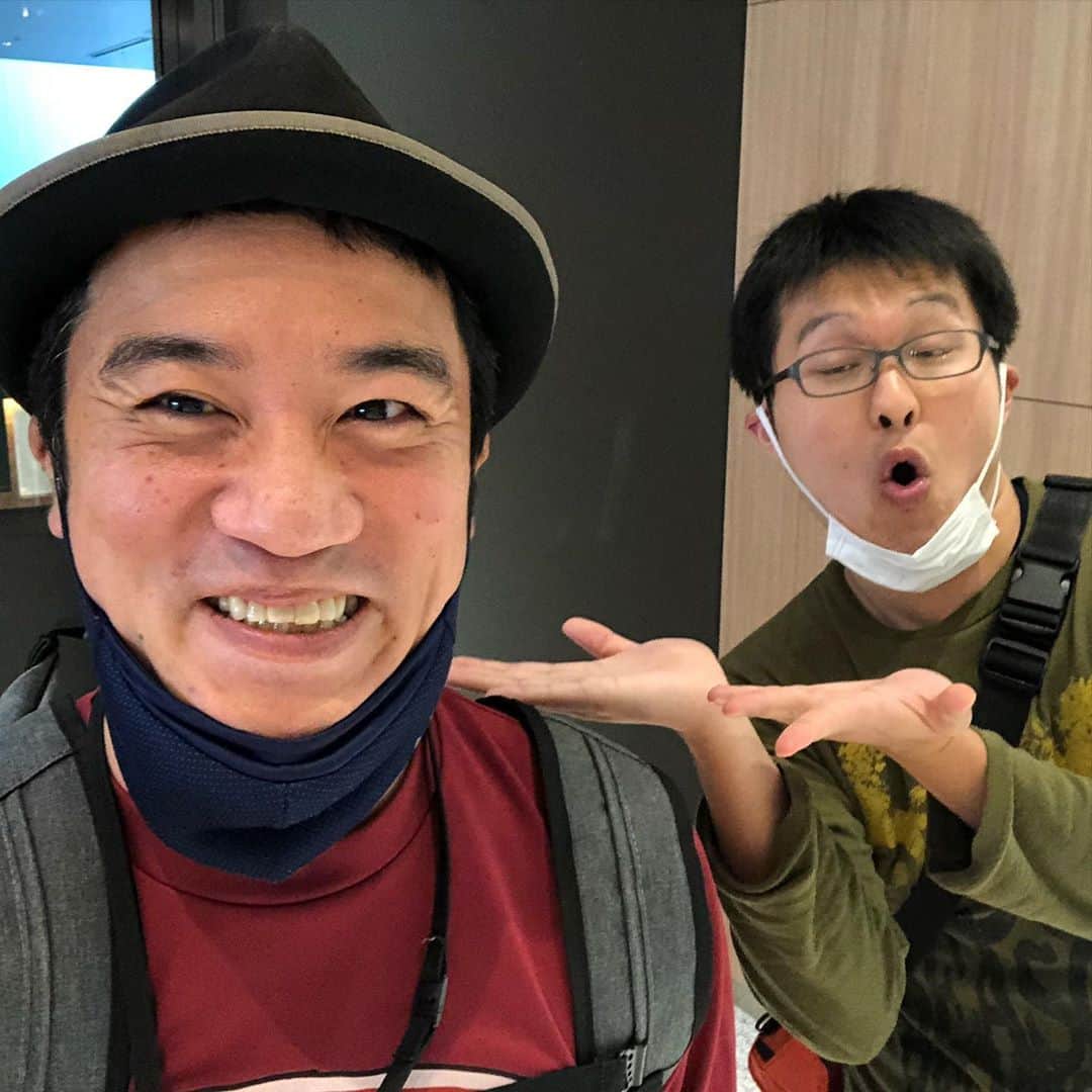 与座よしあきのインスタグラム：「今日の[とにかく一緒に考える]は k-pro所属の芸人田中さん！  なんと3時間！！  ネタを一緒にどっぷりと考えました！ いやー変な人だったなぁ笑  〜〜〜〜〜〜〜〜〜〜〜〜〜〜〜  ※「とにかく何でも一緒に考える」  を始めてみました! メールの返信や謝り方、何かの企画やネタ作りなどとにかく何でも一緒に頑張って考えます! 少しでもアイデアのタネになれば! 1時間2千円と新宿からの交通費だけお願いします! ご依頼はメッセンジャーでお願いいたします! ちなみに勉強系は破茶滅茶に出来ません!ほんとすみません!  リモートでも大丈夫ですが、基本的には直接お会いして一緒に考える方が良い気がしています！」