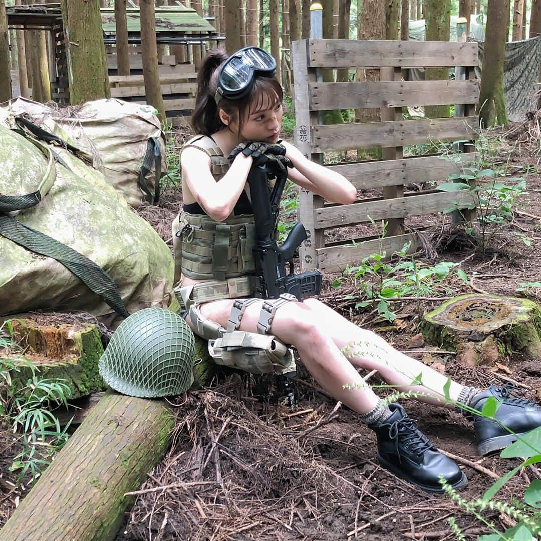 志田友美（ゆうみん）さんのインスタグラム写真 - (志田友美（ゆうみん）Instagram)「今日発売の週刊プレイボーイにサバゲーのコスプレして載ってます🥺 アンケートもよかったら書いてね❤️ #グラビア #コスプレ #サバゲー #週プレ #蚊に刺されまくり #実際これでサバゲーしたら終わゲー #危険すぎる女 🔫」10月26日 13時38分 - yuumi_shida