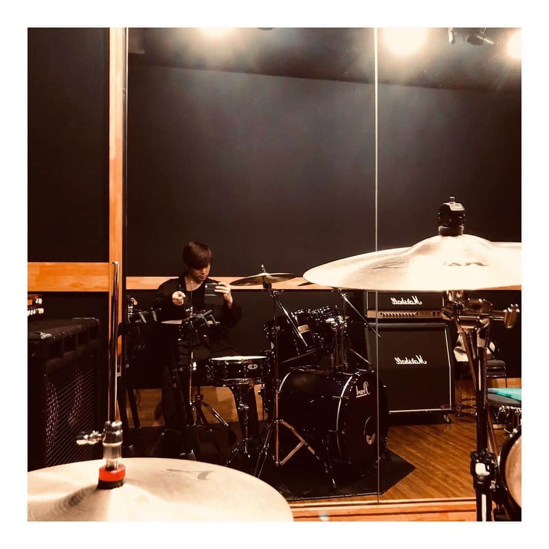 馬庭良介さんのインスタグラム写真 - (馬庭良介Instagram)「Rehearsal.  #稽古 #一人芝居 #一人稽古 #ドラマは弾けません #本番でも弾きません #そこにドラムがあったから #とてもとても素敵な作品だから #観に来てね」10月26日 13時43分 - maniwa_ryosuke