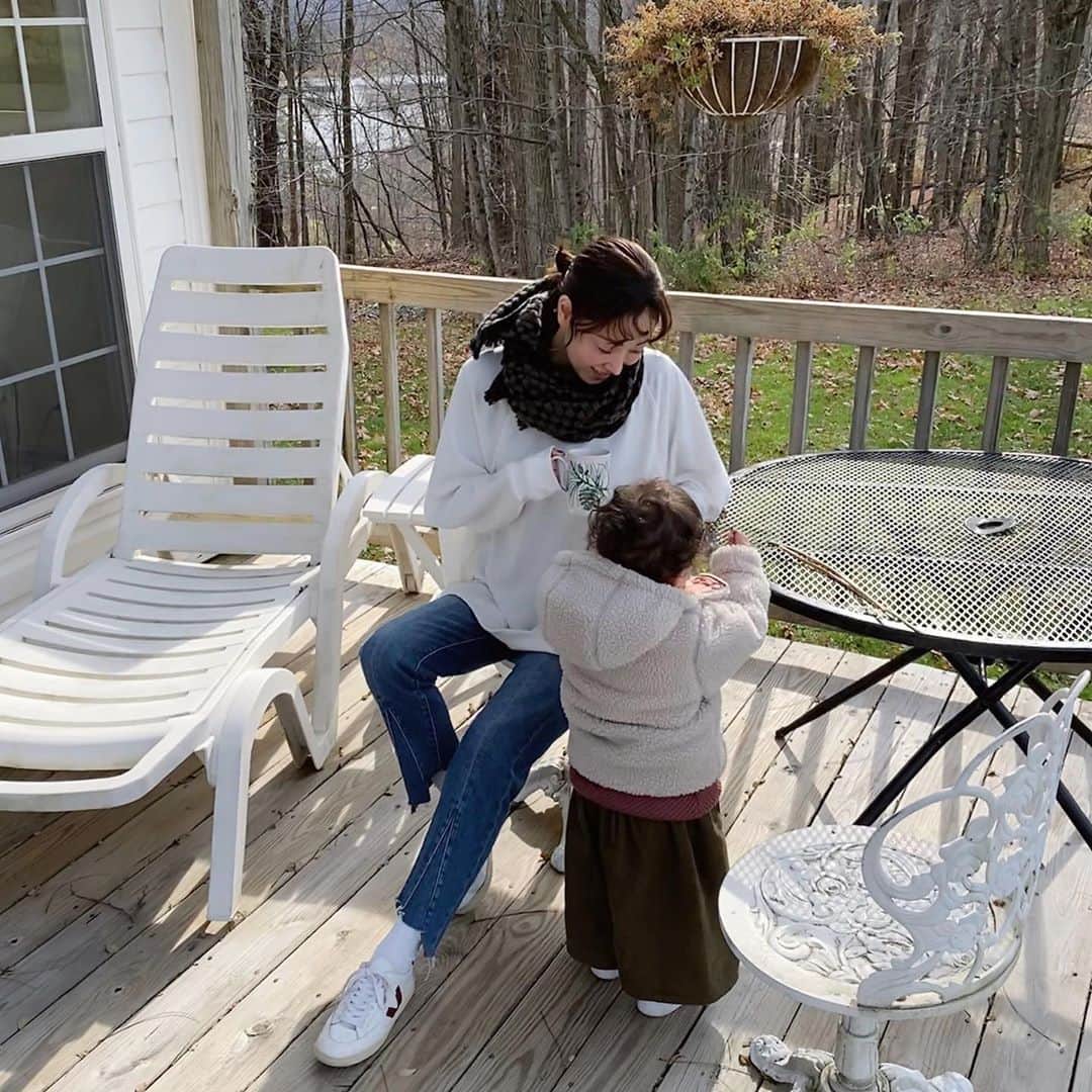 大塚良子のインスタグラム：「good morning!  昨日は川の畔に面したFarmers marketでRaw HoneyやMaple Butter、採れたて卵などの食材と桜の木から出来たキッチングッズを購入。とにかく料理上手な友人夫婦が昨夜はパスタのドゥから手作りの生卵が丸ごと入れてセージのバターソースに絡めて食べるラビオロ アル ウォヴォという料理を作ってくれたんだけど、もう絶品で✨✨😍旦那さんがイタリア系アメリカ人なのでイタリアの家庭料理は特にどれも唸る美味しさー。作り方教わったからこれはマスターしたいぞ。」