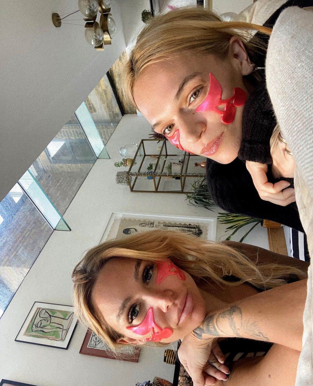 ルー・ティーズデールのインスタグラム：「Squish face @squish.beauty 🍒」