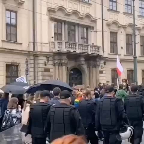 アニヤ・ルービックのインスタグラム：「BRAWO !!!!!!!!!!!!❤️ SZACUN ! To są nasi mężczyźni! To są Nasi policjanci!  Wczoraj w Krakowie policja dołączyła do protestujących. (ENG 👇) yesterdayin Cracow the police joined the protests! Kraków #policja #strajkkobiet #strajkwszystkich #solidarnośćnasząbronią  repost @strajk_kobiet」