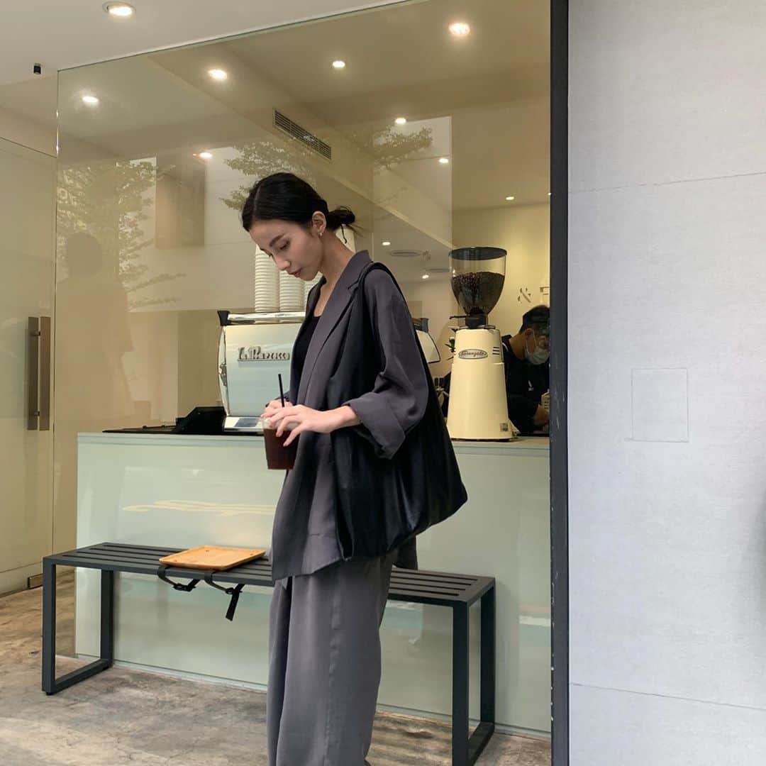 チャン・チュンニンのインスタグラム：「趁著排美登利的時候去旁邊買杯咖啡喝 不能旅遊只好靠這家來想念日本🇯🇵  #ootd @soulsis2014」