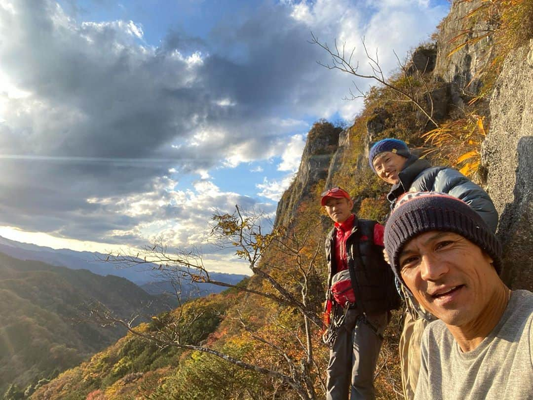 平山ユージさんのインスタグラム写真 - (平山ユージInstagram)「癒しの時間、癒しの日🌅 Recovering day recovering moment🌅  1st and 2nd pics  新しいエリア　コピープ、new area Ko-peep   3rd and 4th pics I’m on the “A”8c Take down today my 2nd day 2nd go💪🏼💪🏼💪🏼 「阿」8cを登る自分、2nd day 2nd goで落とせた👊🏼👊🏼👊🏼  5th pic @atsushi.saga on my route Apollo 11 8b Apollo 11を登るセクシー  6th pic incredible sunset 🌅  見たこともない夕焼け🌅 7th pic relax at the base of Apollo 11 with @atsushi.saga @moro.climb  Apollo 11取り付きで癒されたー、モロさん、セクシーと  #mtfutago #二子山　#小鹿野町観光大使　#阿　#コピープ　#墨壁   @thenorthfacejp  @beal.official  @blackdiamond  @climbskinspain  @carbongrip  @rustamclimbing  @sendclimbing  @basecamponlineshop  @basecamp.import  @boulderpark_basecamp  @basecamptokyo  @climbparkbasecamp」10月26日 23時14分 - yuji_hirayama_stonerider