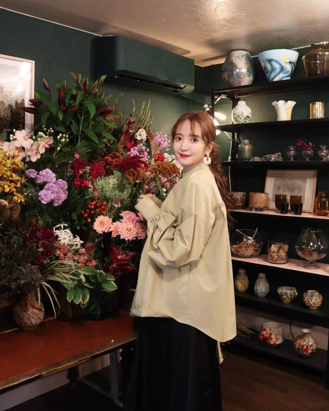 平木愛美のインスタグラム：「明日には３５週で、妊娠９ヶ月もラストスパート🤰💞臨月がみえてきましたなぁ。  お腹がもうだーーーいぶ大きくて、 胎動がすっごく激しくて元気いっぱい👶🏻🍼🧡愛。 お腹の内側からぎゅいーんといろんなところが押されてるっ パパの血を受け継いで、すでに力が強いのかも💪笑  もう時々、胃の苦しさや呼吸の苦しさもあったり🚀  旦那さんは長いというけど👼 意外と自分的にはあっというまでもあって、、、！ なんかまだ全然準備ができてなくて。笑 実感もあるようでなくて、 もうそろそろなのかと思うと、あれっと、焦る気持ちもあるっ  でも本能のままになんとかなるかー😋❤️ という相変わらず、ゆるいかんじです。笑  妊娠中から、楽観的に、力をぬいててきとーなくらいのママになろう！という意気込み、、 愛だけはたっぷりに、、、💘😝🧸  shirt / irene boots / miho #マタニティコーデ #妊娠9ヶ月」