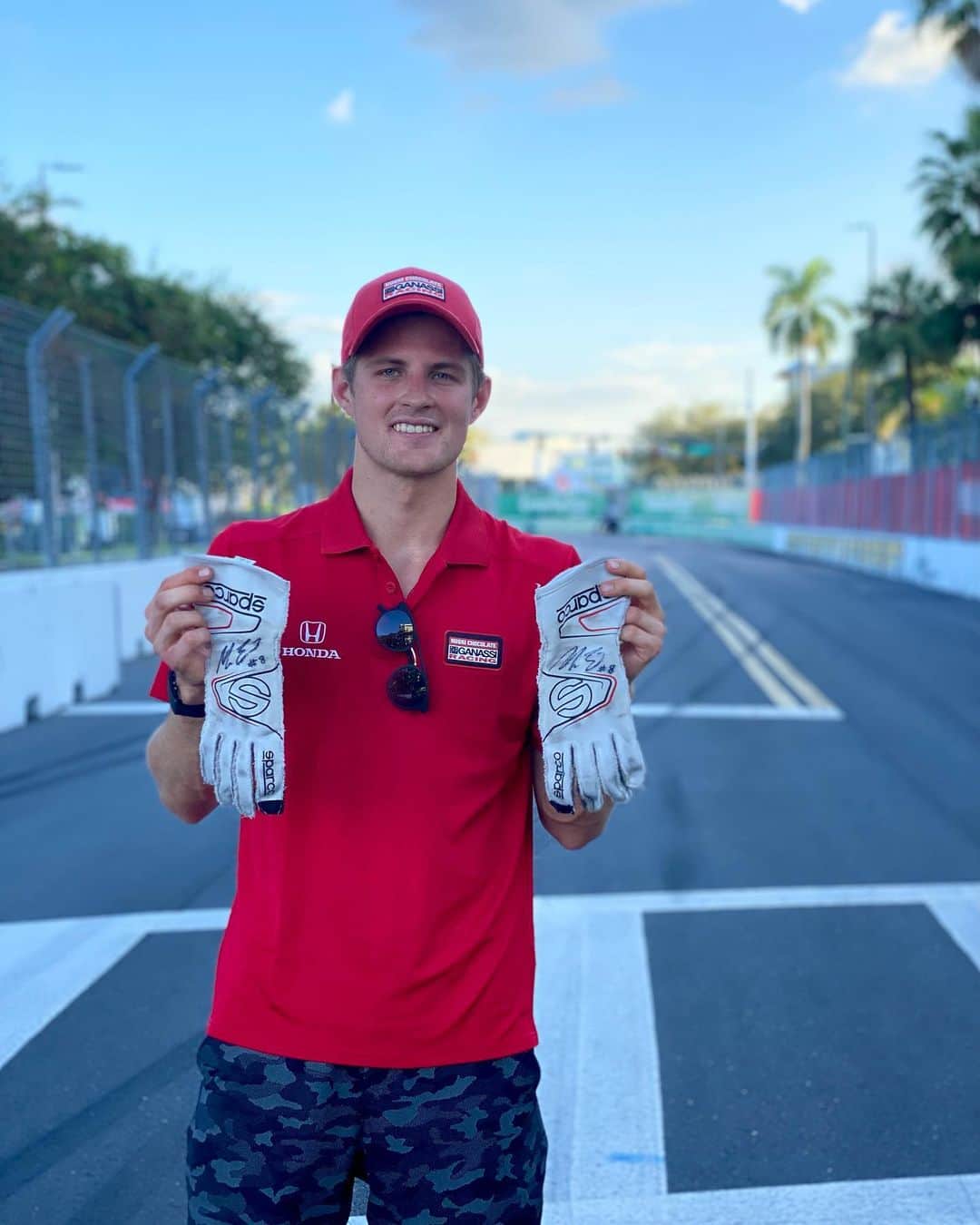 マーカス・エリクソンのインスタグラム：「🚨Vinn ett par av mina racing handskar‼️🚨 Nu har du chansen att vinna ett par signerade racing handskar som jag kört med under årets INDYCAR säsong. Gå till @motorofferten och följ instruktionerna för din chans att vinna! Lycka till! #ME8 #INDYCAR」