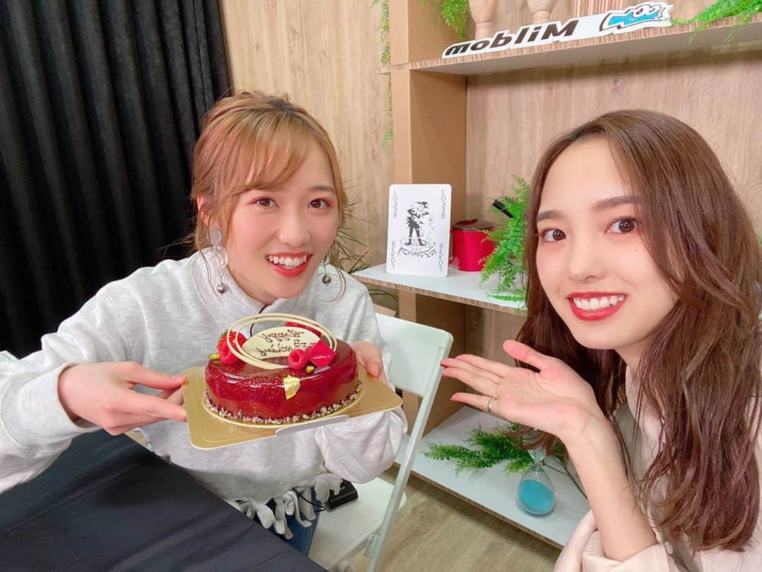 飯窪春菜のインスタグラム：「#mildom 「はるなん's ROOM」 今日のゲストはくどぅーこと工藤遥ちゃんでした〜🥰 ・ 楽しい生配信で、一足先にお誕生日のお祝いをしました❣️ 10月27日で21歳を迎えるくどぅー☺️ 楽しい楽しいお誕生日を過ごしてね💓 ・ Mildomではアーカイブも残っているので、生配信観られなかった方はぜひそちらでご覧ください〜🌸 ・ 次回配信は11月9日20時からですっ！ お楽しみに☺️❣️」