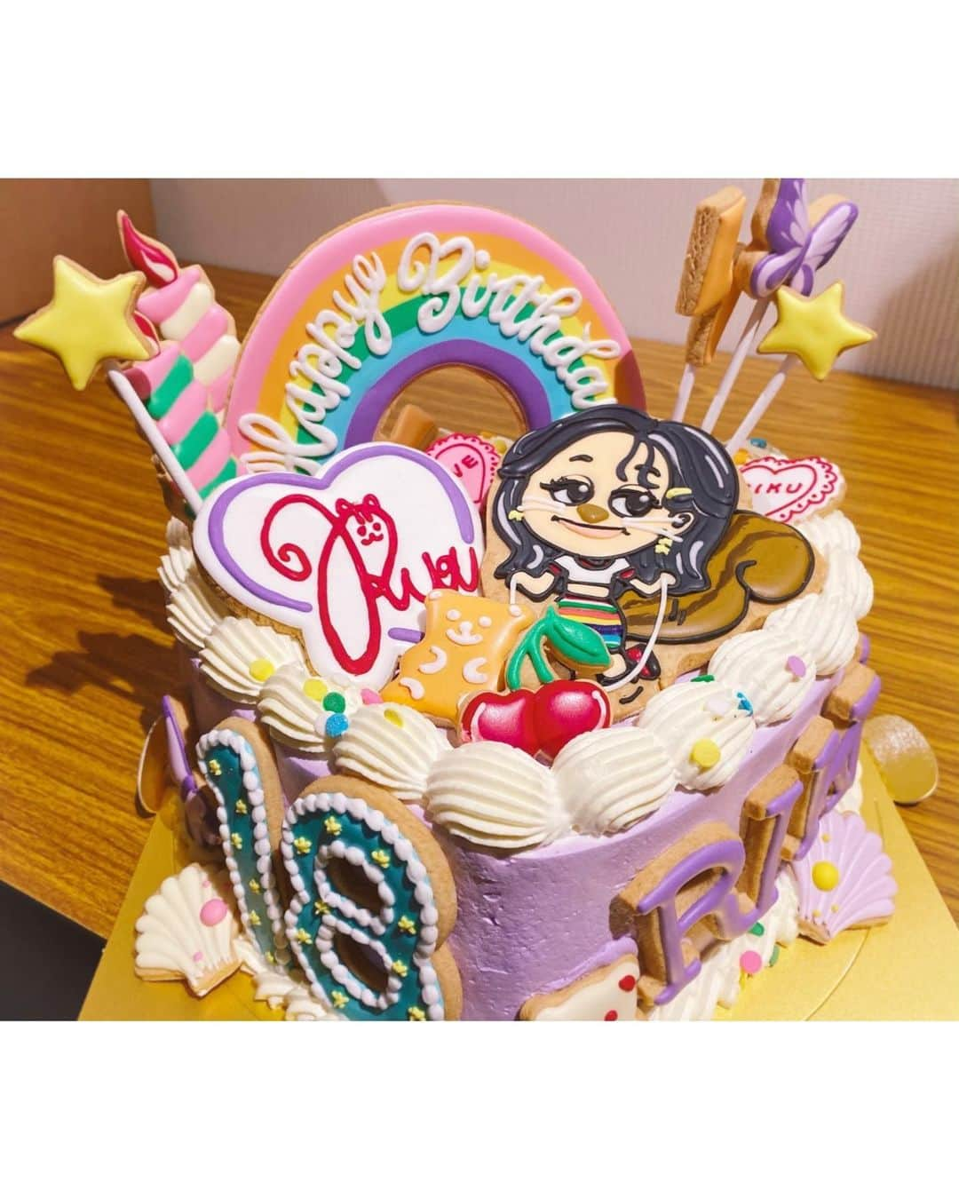 NiziUさんのインスタグラム写真 - (NiziUInstagram)「今日は私の誕生日🎂ということでメンバーのみんながスケジュール終わりにサプライズでお祝いしてくれましたー！！！みんなほんまにありがとう❤︎😭 WithUの皆さんもありがとうございます❤️最高の誕生日になりました！！みんな大好き❤︎愛してる😘  오늘은 제 생일이라고 해서 멤버들이 스케줄을 마치고 서프라이즈해줬어요!!! 모두 정말로 고마워❤ WithU도 감사합니다❤️ 최고의 생일이 되었습니다!! 모두 너무 사랑해 😘  #RIKU #🐿 #NiziU」10月26日 23時22分 - niziu_artist_official