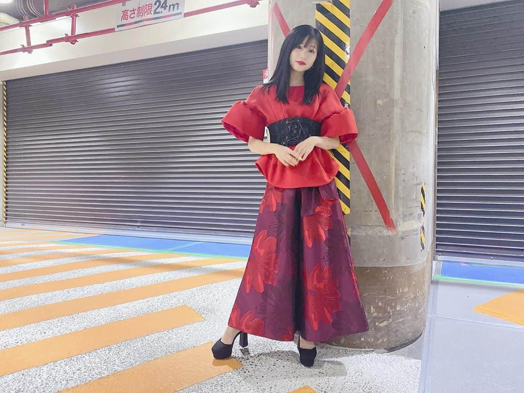 谷川愛梨のインスタグラム：「: ネイルも口紅も赤くて この日は全身真っ赤dayでした🟥 とっても綺麗で素敵な衣装🟥🟥 👗@ritsukoshirahama_official  👠@re_rz」
