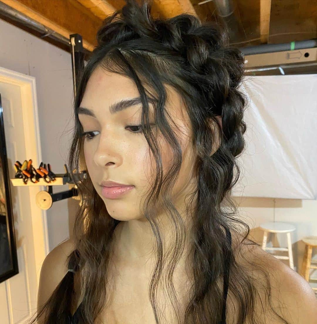 Sam Villaさんのインスタグラム写真 - (Sam VillaInstagram)「The rules are there no rules. Boho braids for #Summer? We love them for #Fall, Winter and Spring as well! This #braidlook by @angie_hunt_ is intricate while effortless. ⠀ ⠀ What is your favorite look to practice and update?」10月26日 23時31分 - samvillahair