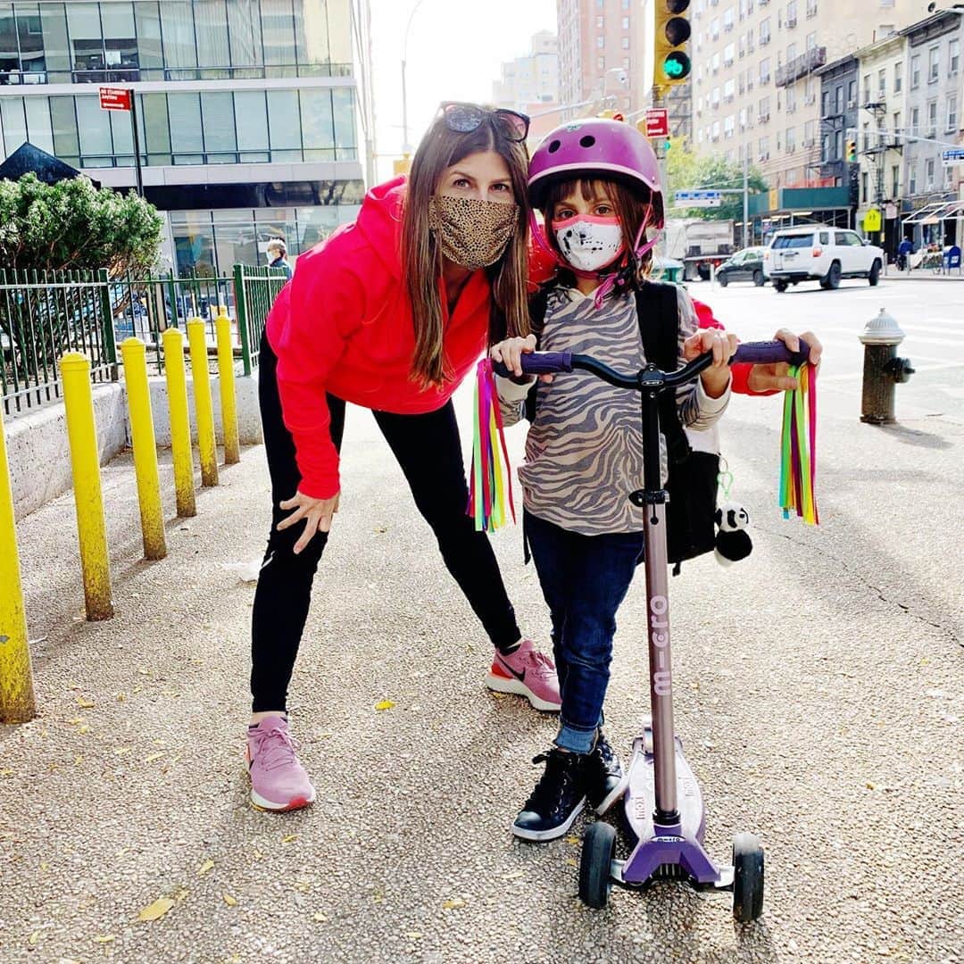 Ilana Wilesさんのインスタグラム写真 - (Ilana WilesInstagram)「This is a pic of Harlow and I on our way to school. She’s been incredibly fortunate to be able to go to school in-person five days a week since September. I know many kids aren’t as lucky. This year, more than ever, schools need additional funds to remain open safely. One small and easy way we can all help is with Box Tops. All you have to do is download the @btfe app and scan your grocery receipts with participating products to earn cash for your school or a school in need! As a bonus, today I am giving away $1,000 in Bonus Box Tops to one lucky winner. To enter, just leave a comment below telling me what your school needs. Winner will be announced on 11/16. And don’t forget to go to the link in my bio to download the @btfe app and start scanning! #GiveExtraCredit」10月26日 23時31分 - mommyshorts
