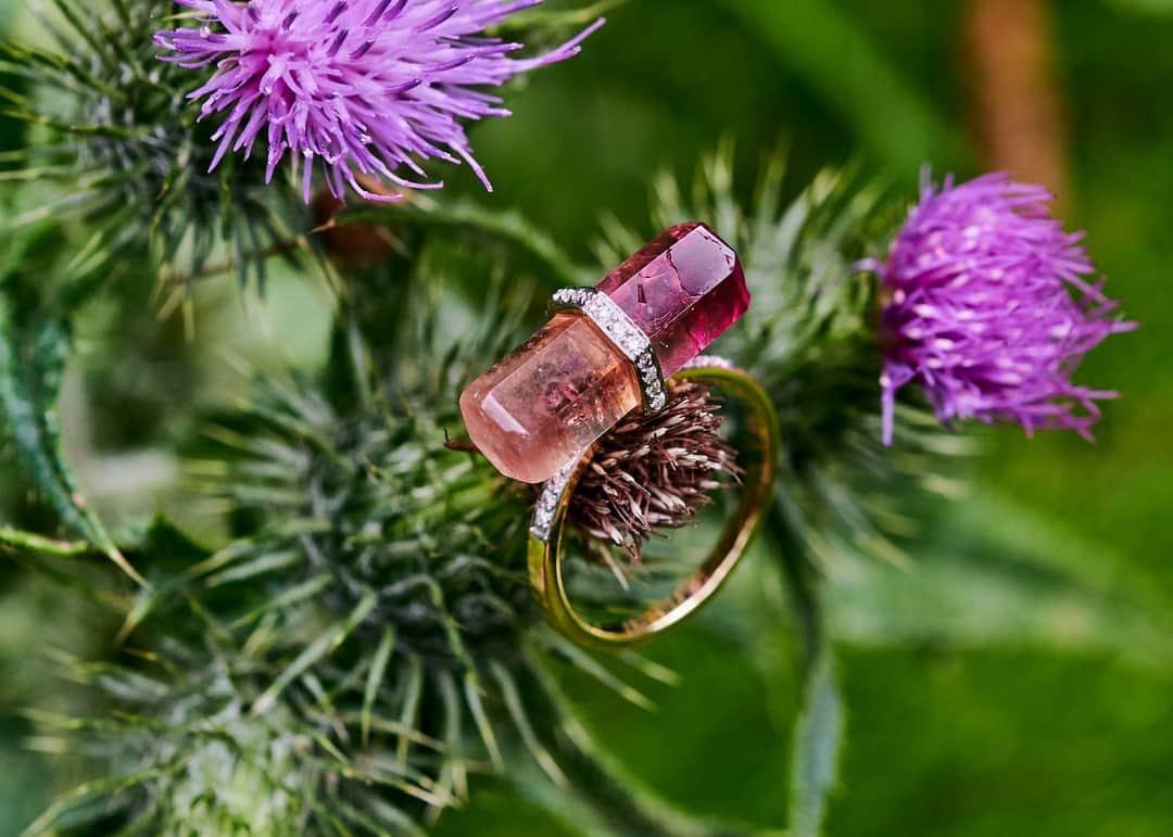 ジェイドジャガーのインスタグラム：「Bi-colour tourmaline and diamond rocktagon ring in 18k yellow gold.⠀⠀⠀⠀⠀⠀⠀⠀⠀ ⠀⠀⠀⠀⠀⠀⠀⠀⠀ For details message the team at sales@jadejagger.com」