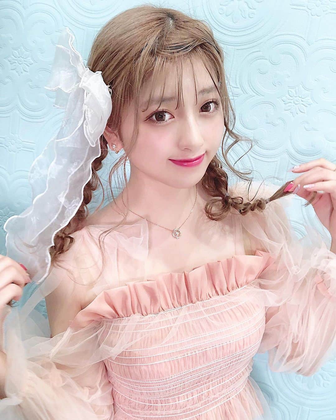 のインスタグラム：「. . げんげんさん(@tofu.gengen ) 作品撮り📸 . ヘアアレでは髪でリボンを作っていただいて、服もヘアピンにもオーガンジーのリボンがついてて、人生で1番リボンに囲まれたっ🎀 . 衣装は @selectshop_lumignon だよ！🐼 . 可愛くしてくださってありがとうございました✨」