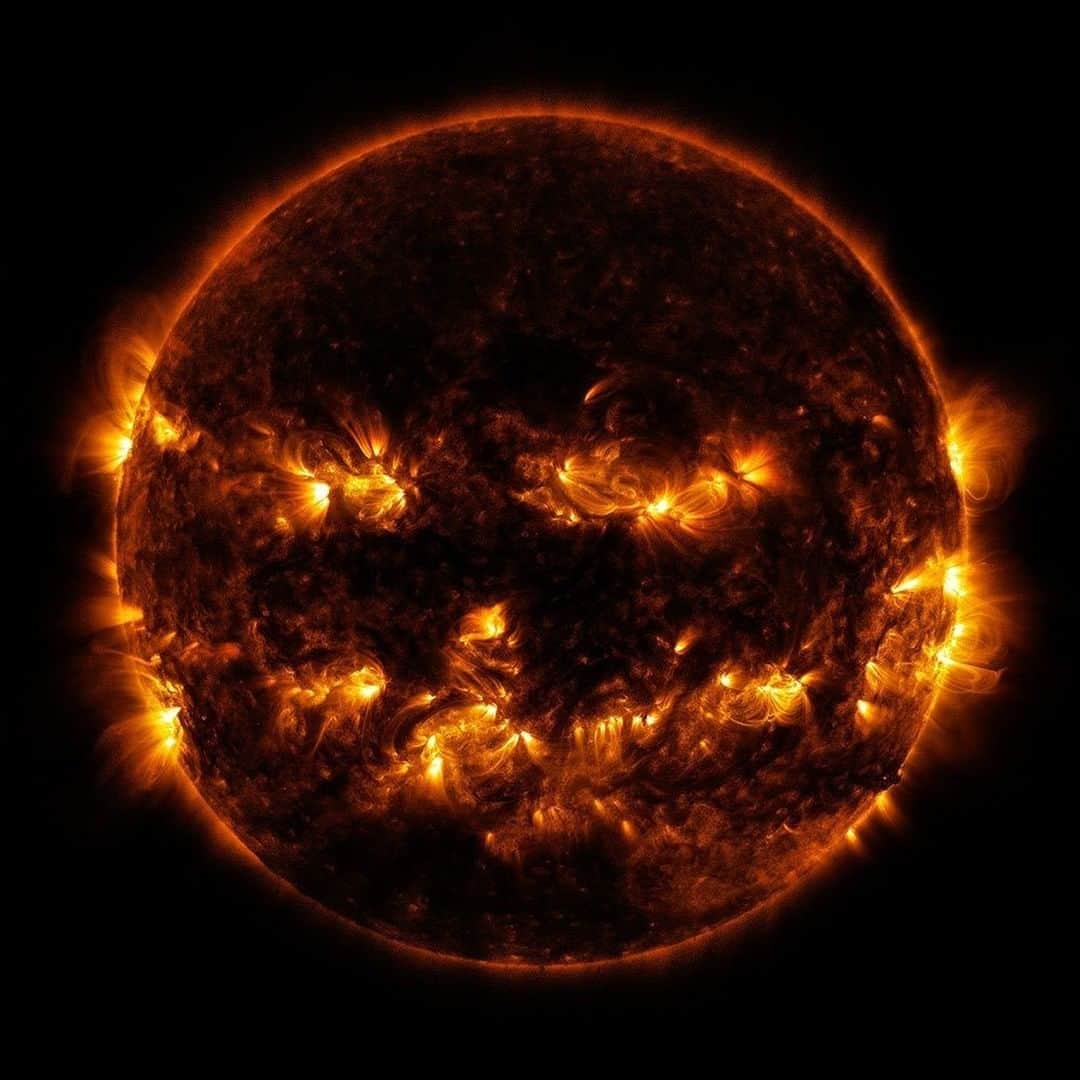 Discoveryさんのインスタグラム写真 - (DiscoveryInstagram)「Active regions on the #Sun combined resemble a jack-o-lantern’s face. The active regions appear brighter because those are areas that emit more light and energy — markers of an intense and complex set of magnetic fields hovering in the Sun’s atmosphere, the corona. #NationalPumpkinDay  Caption + Photo: #nasa   #science #pumpkin #jackolantern #astronomy #spookyseason #halloween」10月26日 23時38分 - discovery