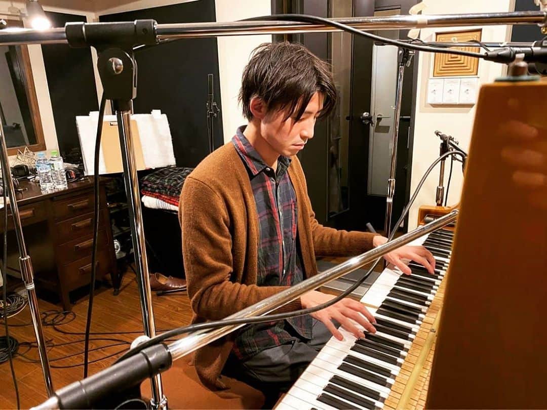 平岡亜紀さんのインスタグラム写真 - (平岡亜紀Instagram)「先日のBANG ON STUDIO代官山での、「知らない息子」音楽収録風景。写真は音楽を作ってくれた@masakikawasaki8764 さんと、ミックスエンジニアの滑川さん。スタジオの喜多野さんもとても素敵な方で本当に楽しかった。。  本日は、整音の梅村広明さんのスタジオで整音作業でした。梅村さんもとっても素敵な方で感動。。皆さんアメリカの大学でていたり、イギリスで働いてたり、グローバルな方々ばかりでお話聞いてて終始ワクワクでした。  川崎さま、素敵な音楽をつくってくださり、皆様を紹介して下さりありがとうございました🙇‍♀  映画作り、もうすぐ完成。 3月に脚本書き上げてからあっという間に実写になって嬉しい。新米監督、学びだらけの日々でした。たくさん助けて頂き感謝でいっぱいです。  もっとちゃんと勉強しよう。知らないことだらけだ。ふぅ！来年は長編が撮りたいです！  #八王子shortfilm映画祭 #masakikawasaki #bangonstudio」10月26日 23時38分 - akihiraoka1211