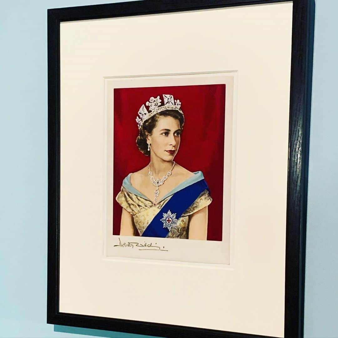 永尾亜子さんのインスタグラム写真 - (永尾亜子Instagram)「. KING&QUEEN展に行ってきました！ 絵画から読み解く英国王室の歴史ももちろん興味深いのですが、女王たちが身につけている煌めくロイヤルジュエリーの数々に目が釘付けになりました！来年1月11日(月)まで開催されるのでみなさんもぜひ^_^  #kingandqueen展#キングアンドクイーン展#上野の森美術館#イギリス好きな人と繋がりたい」10月26日 23時45分 - ako_nagao