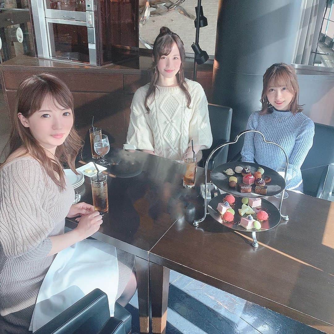 のインスタグラム：「🧁. . 人生初のアフタヌーンティー❤︎. . . 3人で行ってきました🥰. 美味しいし楽しいし幸せだった〜. . こうゆう時だけで限定でいいから. チョコレート嫌い克服したい💭. .」