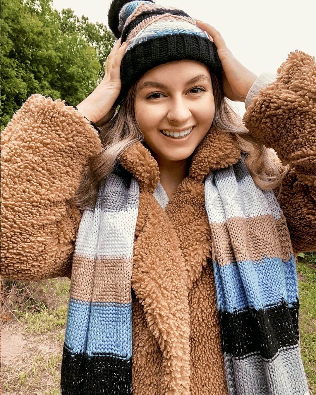 ヴェラブラッドリーさんのインスタグラム写真 - (ヴェラブラッドリーInstagram)「Cooler temps means we're pulling out our new favorite scarf and hat! What's your favorite accessory for fall and winter? Tell us below! ❄️ 📸: @hannahjenae * * * #verabradley #winter #snow #cold #pattern #cozy #shop」10月27日 0時01分 - verabradley