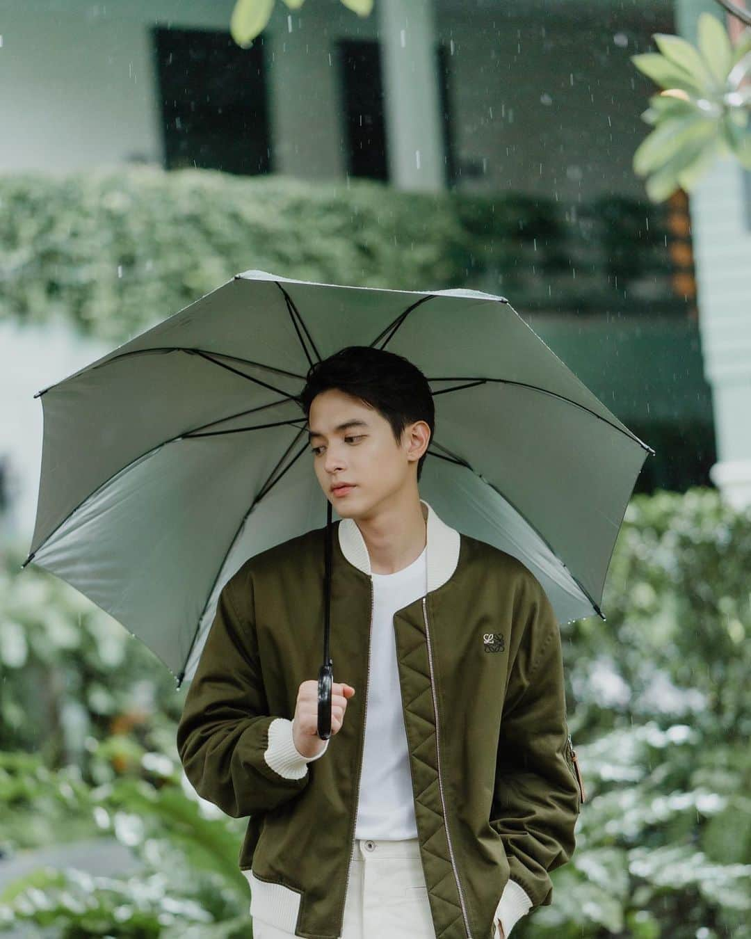 Jirayu Tangsrisukさんのインスタグラム写真 - (Jirayu TangsrisukInstagram)「ถ้าฝนตกมีร่มให้เธอกาง และมีร่างให้เธอกอด #LOEWE  #LoeweFW20 #PpgroupThailand」10月26日 23時56分 - jirayu_jj