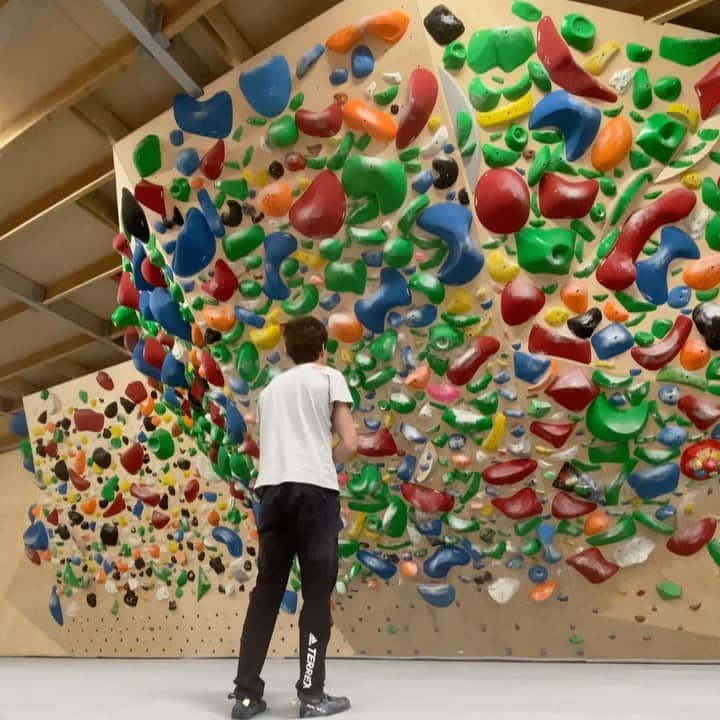ドメン・スコフィッチのインスタグラム：「I can’t describe how grateful I am to have something like this at home in this crazy times 🙏🏻 #homesweethome  . @climbing_ranch @redbull #givesyouwings @redbullsi @adidasterrex @fiveten_official @pazi.to #zavarovalnicatriglav @postanivojak #slovenskavojska」