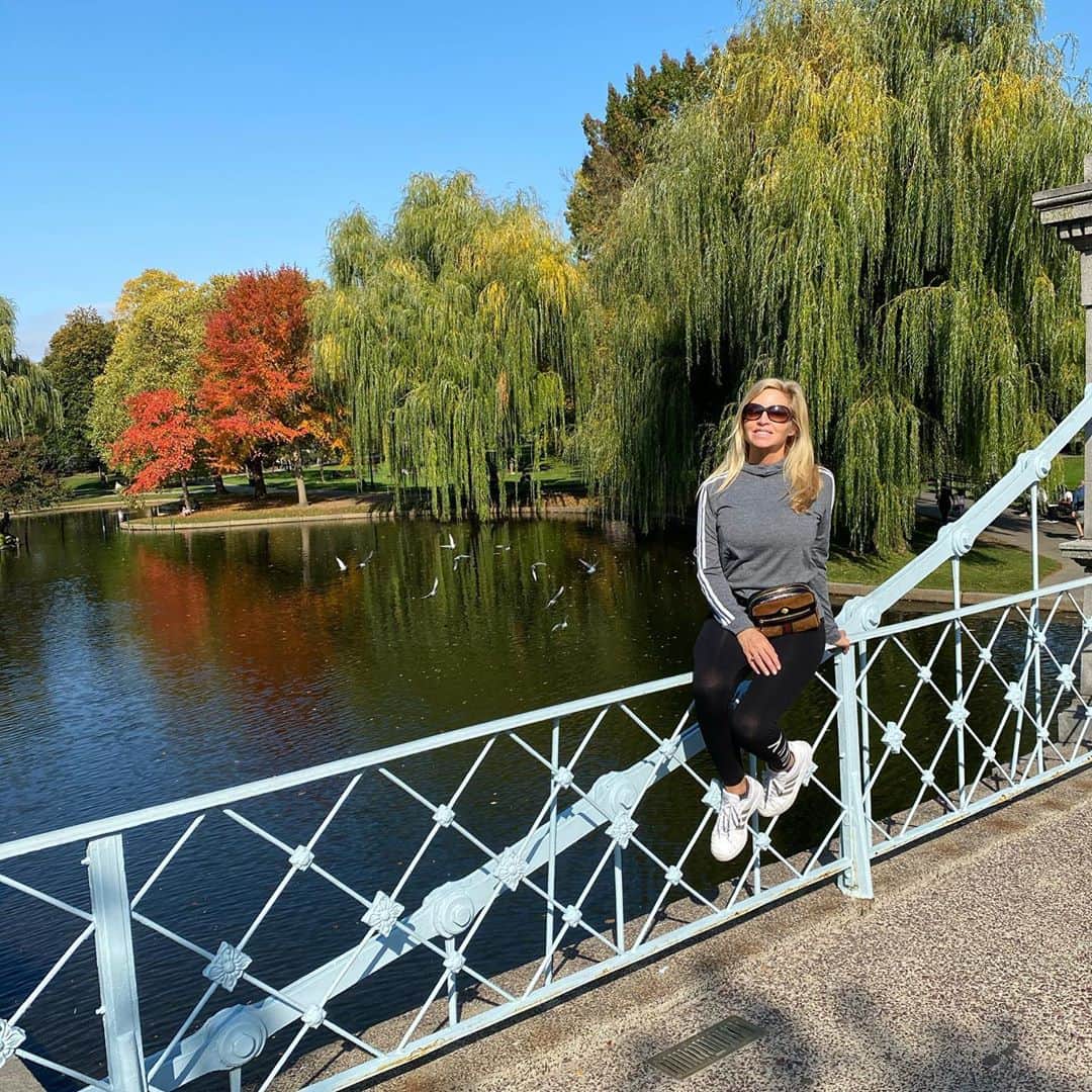 カミール・グラマーのインスタグラム：「Had a wonderful time in Boston celebrating my daughter’s birthday. Walking around seeing the beautiful fall foliage and the delicious seafood was such a treat. And of course spending quality time with my girl ❤️🥰」