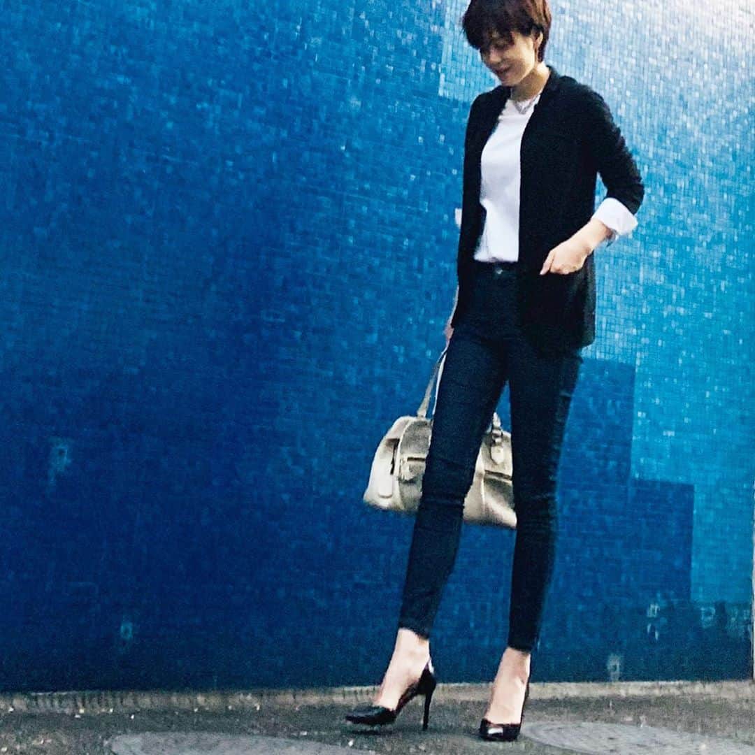 いかりさとみのインスタグラム：「秋服楽しいなあ！足元も変えたくなって最近はヒールをはいてる  #スキニーパンツ #パンプス #instafashion #mood #fall」