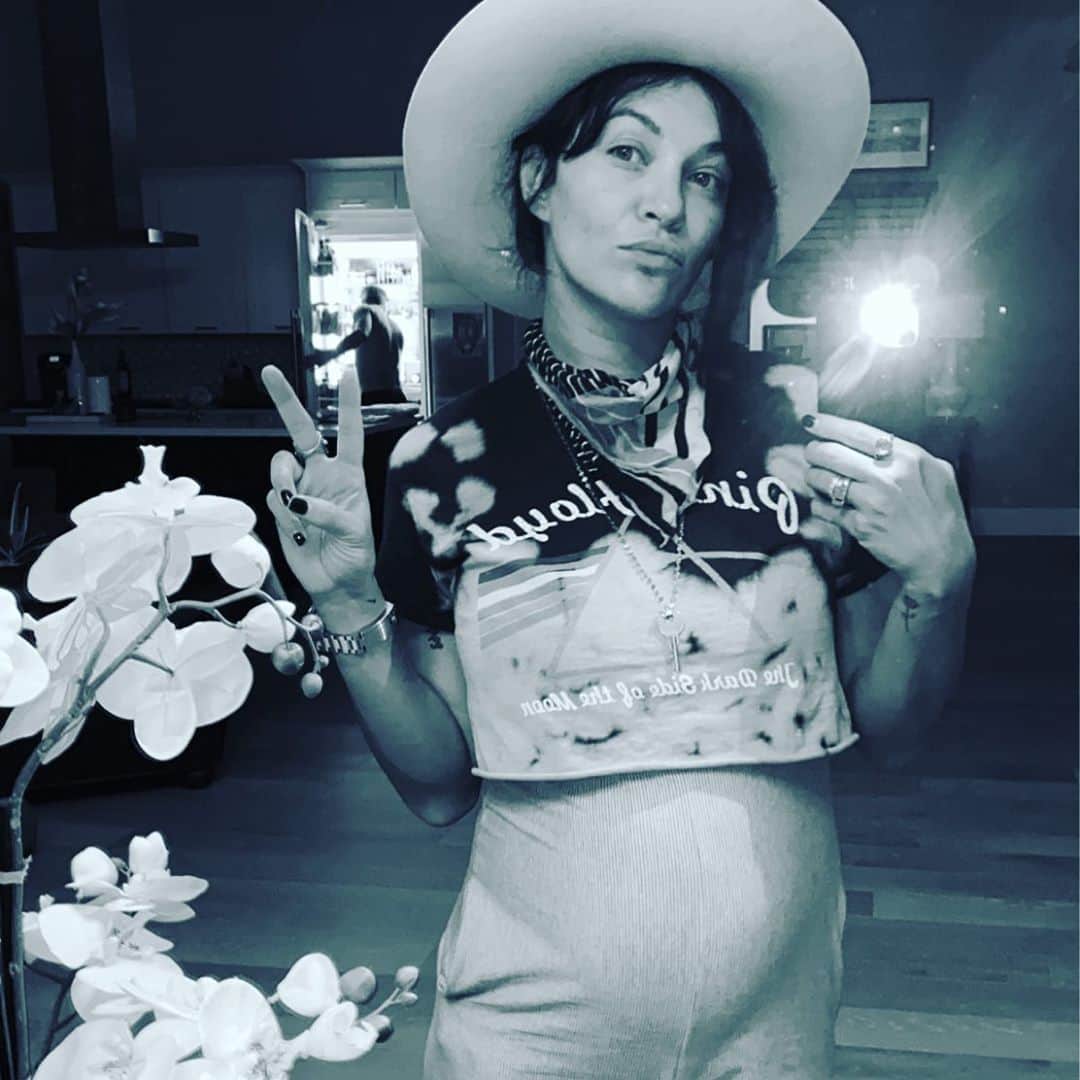 ジェシカ・ゾアのインスタグラム：「About last night... One baby in the fridge getting that late night snack and the other baby kicking around like we are at a Pink Floyd show:)」