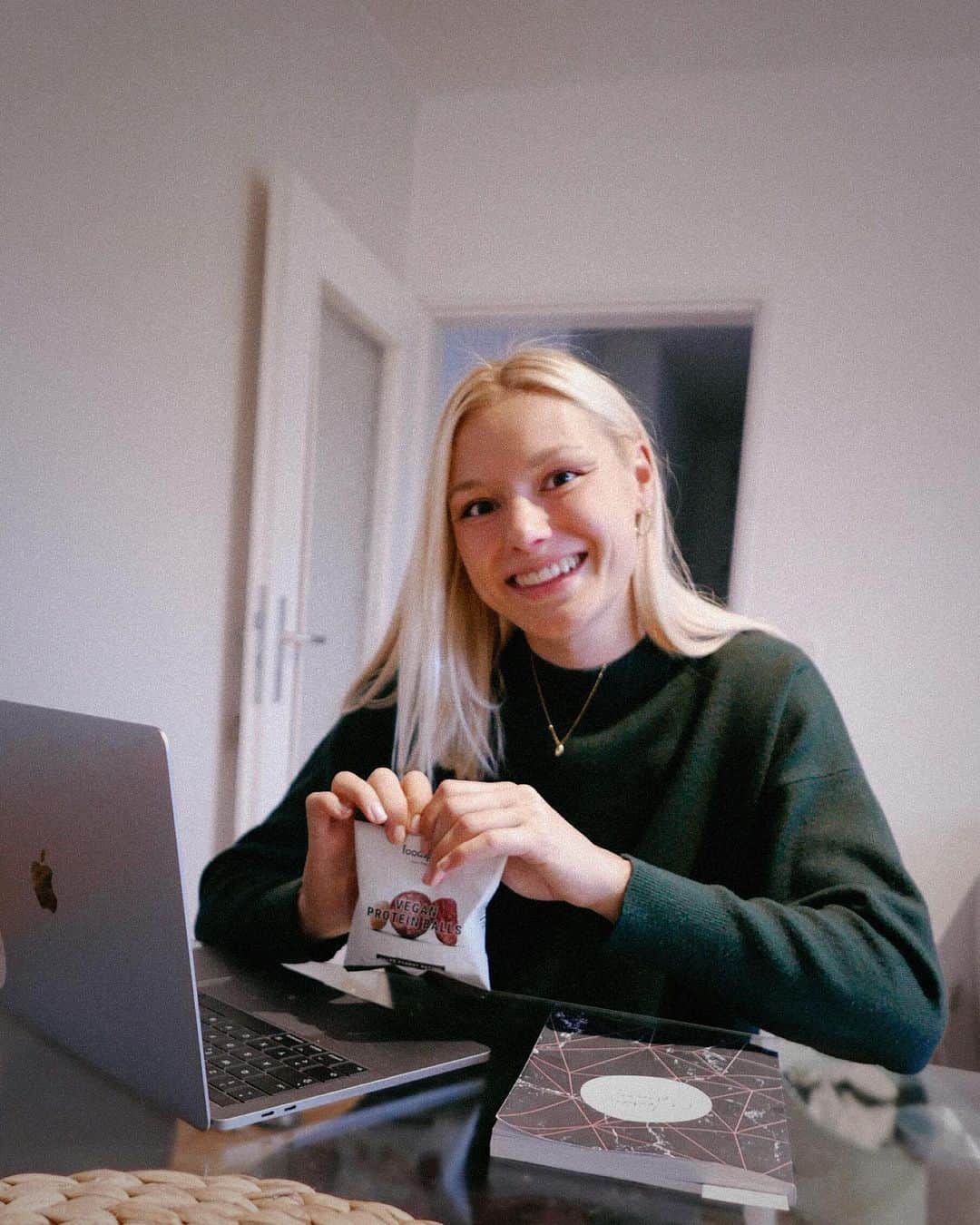 リーザ・マイヤーのインスタグラム：「Training in the morning & now some office work. 💻 One of my favorite snacks: vegan protein balls @foodspring #snacktime   Werbung • 15% spart ihr wie immer mit „mayerFSG“ auf euren nächsten Einkauf #foodspringfamily」