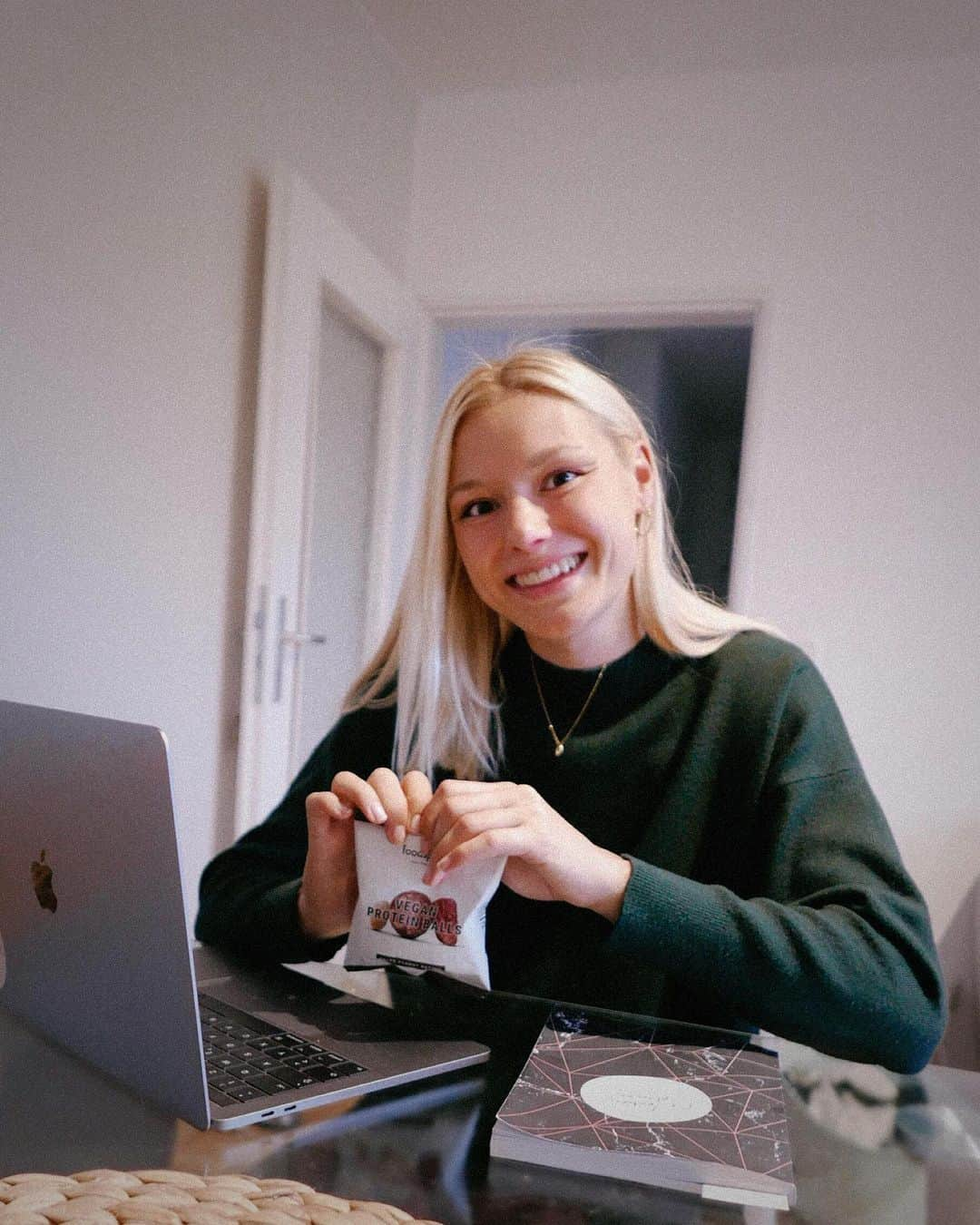 リーザ・マイヤーさんのインスタグラム写真 - (リーザ・マイヤーInstagram)「Training in the morning & now some office work. 💻 One of my favorite snacks: vegan protein balls @foodspring #snacktime   Werbung • 15% spart ihr wie immer mit „mayerFSG“ auf euren nächsten Einkauf #foodspringfamily」10月27日 0時09分 - lisamxyzr