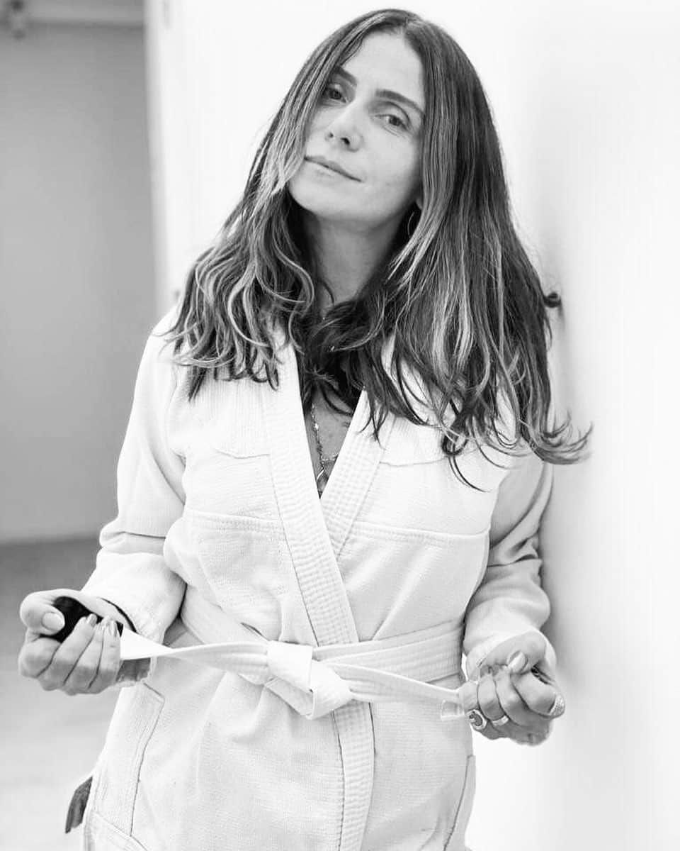 Giovanna Antonelliのインスタグラム：「Oi meus amores!!! Em homenagem a minha convidada para o take over de hoje, eu estou de kimono, uniforme primordial para as artes marciais. O papo de hoje vai ser super inspirador, tenho certeza que vocês vão amar!!! Fica a dica, agora quero ver quem acerta o nome dela!!!」