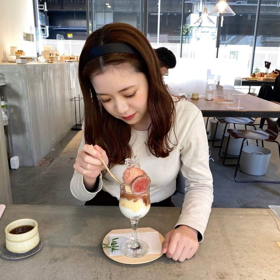 のインスタグラム：「💡 念願mikuriでは寒くて震えながら 無花果パフェ食べました🧏🏻‍♀️」
