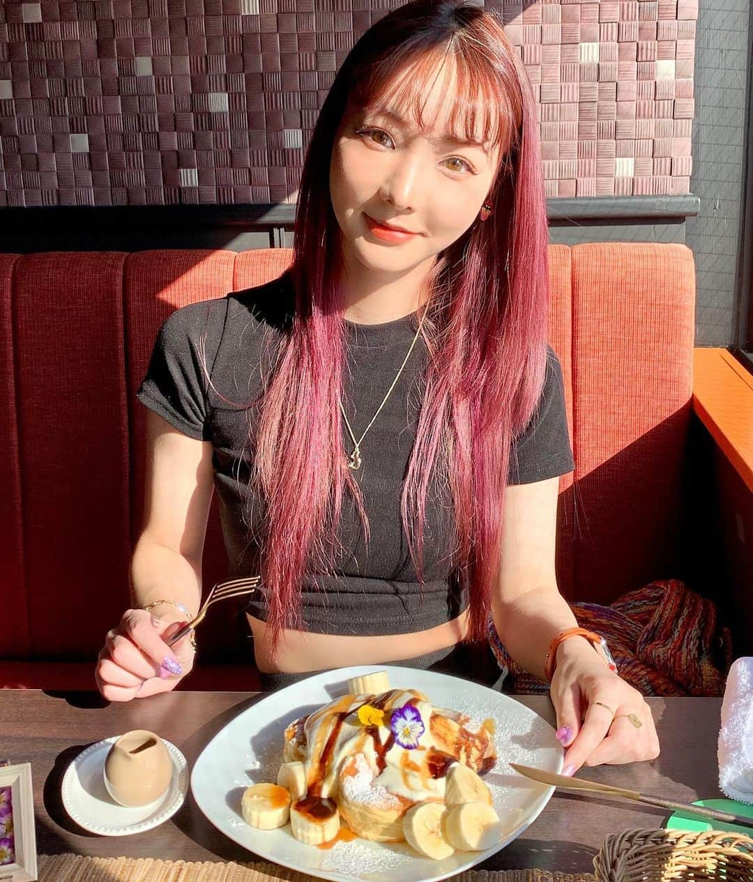 LISA minemuraのインスタグラム：「🌹 ふわふわパンケーキ🥞🥴🍴 キャラメルチョコバナナ🍫🍌🥞 美味しすぎて一瞬で食べ終わった🤤💕 🌹#otocafe #長野市カフェ #長野市ランチ #長野市パンケーキ #셀스타그램 #얼스타그램 #카메라 #촬영 #ヘアカラー  #ヘアスタイル #アッシュベージュ  #ベージュブラウン #エクステ #カラコン  #メイク #キャバ嬢 #キャバクラ  #長野 #長野市 #権堂  #りーみ #長野モデル #長野市モデル #長野県モデル」