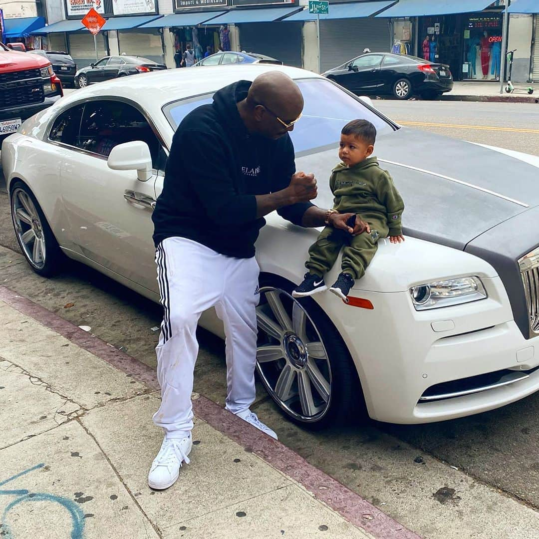 タイリース・ギブソンさんのインスタグラム写真 - (タイリース・ギブソンInstagram)「Little man kept looking at my car so I got out of the car and chopped it up with him for a min.... Just a father who’s a full on #GirlDad who can’t wait to have a son..... I’m SO alpha I have to pass this alpha off to a son!!!!! #DowntownLA I had a whole conversation with lol man he was looking at me like huh? Lol」10月27日 0時18分 - tyrese