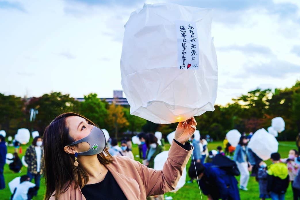 及川真珠のインスタグラム：「#スカイランタン  もうお腹パンパンだけど 無事に生まれることを願って ランタン飛ばしました☺️  ほんと綺麗だったな〜✨ リアルラプンツェル！ 写真も素敵に撮ってもらえて 嬉しかった🥺❤️  ちなみにお腹のベイビーちゃんは 男の子です☺️  みんな男の子投票でさすがだなと思いました😂❤️  もうすでに赤ちゃんは 戦闘態勢になりかけているので おうちでゆっくりと 過ごします😳  といってもお仕事入ってるから まだ出てこないでね🤣笑  あぁ。ドキドキだ。  #スカイランタン#泉JC#泉青年会議所#マタニティ#ランタン#37週」