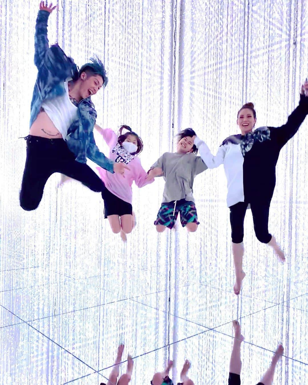 雅-MIYAVI-さんのインスタグラム写真 - (雅-MIYAVI-Instagram)「Team Lab-ed 🕺🕺⚡️🤘🏻It’s always super fun and inspiring. Thank you @teamlab.planets for the great experience both for adults and kids. -Hope we didn’t make too much of a mess...;p チームラボ・プラネッツ、大人も子どもも最高にはしゃぎました〜🙌🏻🙌🏻😃いつもインスピレーションをありがとう！！！！」10月27日 0時14分 - miyavi_ishihara