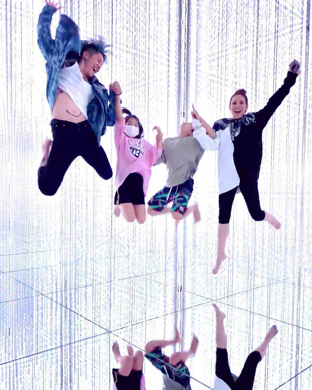 雅-MIYAVI-さんのインスタグラム写真 - (雅-MIYAVI-Instagram)「Team Lab-ed 🕺🕺⚡️🤘🏻It’s always super fun and inspiring. Thank you @teamlab.planets for the great experience both for adults and kids. -Hope we didn’t make too much of a mess...;p チームラボ・プラネッツ、大人も子どもも最高にはしゃぎました〜🙌🏻🙌🏻😃いつもインスピレーションをありがとう！！！！」10月27日 0時14分 - miyavi_ishihara