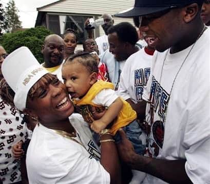 のインスタグラム：「Crazy how fast 16 years past , this was draft day June 26th 2005 1st rnd 21st pick meezy been by my side since day one #holdat happy bday son」