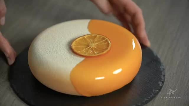オリガ・ノスコワのインスタグラム：「Making a mirror glazed mousse dessert might seem like a daunting task to someone who has never tried doing it. The shiny mirror surface of the cake is mesmerizing, but looks scarily difficult to recreate, which can put some people off attempting to make something like this on their own💫. . I will show you how to treat yourself to this exquisite dessert by providing you with step-by-step instructions and a detailed description of the method in the recipe. Making this might not literally be a piece of cake. However, once you grasp the science of how ingredients work together, the specifics of assembling such cakes, and all the intricacies of working with mirror glaze, you will want to try your hand at creating desserts like this yourself.  . Follow the recommendations outlined in the recipes, watch and listen to the detailed video lessons, and I am sure that mirror glazed cakes will be a hit at your next dinner party.   🍭To find out more about the video course, follow the link in bio. . Муссовый десерт с зеркальной глазурью кажется сложным для тех, кто его никогда готовил. Зеркально-глянцевая поверхность торта завораживает и в тоже время иногда пугает людей и заставляет их отворачиваться от задачи приготовления такого десерта💫. . Я  покажу вам - с помощью техники приготовления и четких рекомендаций в рецепте - как подарить себе этот изысканный десерт. Сделать такой торт никогда не будет также просто, как открыть упаковку мороженого на десерт. Однако, как только вы поймете науку работы ингридиентов, суть сборки таких десертов, все ньюансы работы с зеркальной глазурью -  вам захочется заняться приготовлением таких десертов. Следуйте рекомендациям, изложенным в рецептах, смотрите и слушайте подробные обучающие видеоуроки и я уверена, что вы будете готовить десерты с зеркальной глазурью, для своего следующего званого обеда. . 🍭Чтобы узнать подробности обучающего видеокурса переходи по ссылке в шапке профиля.」