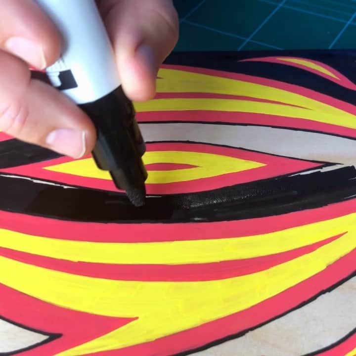 Seb Lesterのインスタグラム：「Wow! Fun skate deck lettering ✍️🔥#ad #wow #PilotPintor #PintorMarkers #PintorDIY #lettering #PilotPens #PilotPen #SkateDeck」