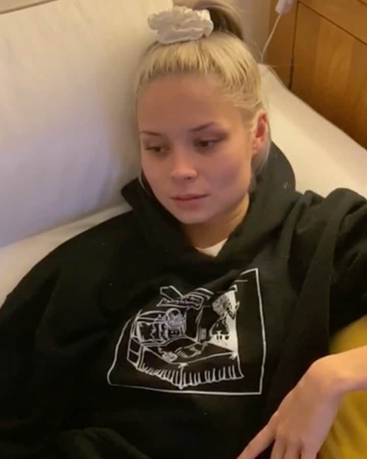 ニーナ・ネスビットのインスタグラム：「2020 has peaked for me... did I ever think I’d be attempting ventriloquism looking like uncle fester at 8pm on a sunday at my mum’s house? absolutely not」