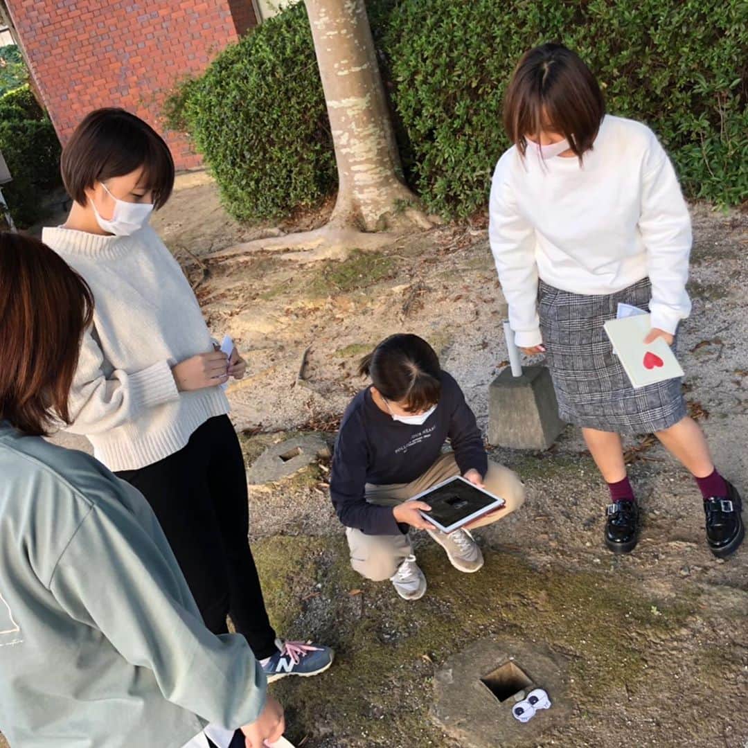 福岡女子短期大学さんのインスタグラム写真 - (福岡女子短期大学Instagram)「こんにちは、福岡女子短期大学子ども学科です。 . 先日、「保育基礎2」はネイチャーゲーム体験でした。教室に集合して説明を聞いた後、グループに分かれて学内を「森の福笑い」「森の美術館」の2つのテーマに沿って探していきます。外は晴天で気持ちよいフィールドワークとなりました。 . 子ども学科の情報は、#福岡女子短期大学子ども学科 ←こちらのハッシュタグをご覧ください。 . =======[ お知らせ ]======= 福岡女子短期大学の資料（2021大学案内📕）を無料送付中です。プロフィールのリンクからお気軽に申し込みください🌟 ======================= 子ども学科/健康栄養学科 音楽科/文化教養学科 . 福岡女子短期大学 住所：‪‪‪‪福岡県太宰府市五条四丁目16番‬1号‬‬‬ tel：‪‪‪092-922-4034‬‬‬（代表） ． #福岡女子短期大学　#福岡の短大っていいな  #太宰府の短大　#福女短スナップ　#子ども学科　#保育士の卵　#幼稚園教諭の卵　#密なんです　#スナップ写真　#写真好きな人と繋がりたい #キャンパス　#お散歩　#お散歩写真 #カメラ好きな人と繋がりたい」10月26日 15時41分 - fukuoka_wjc