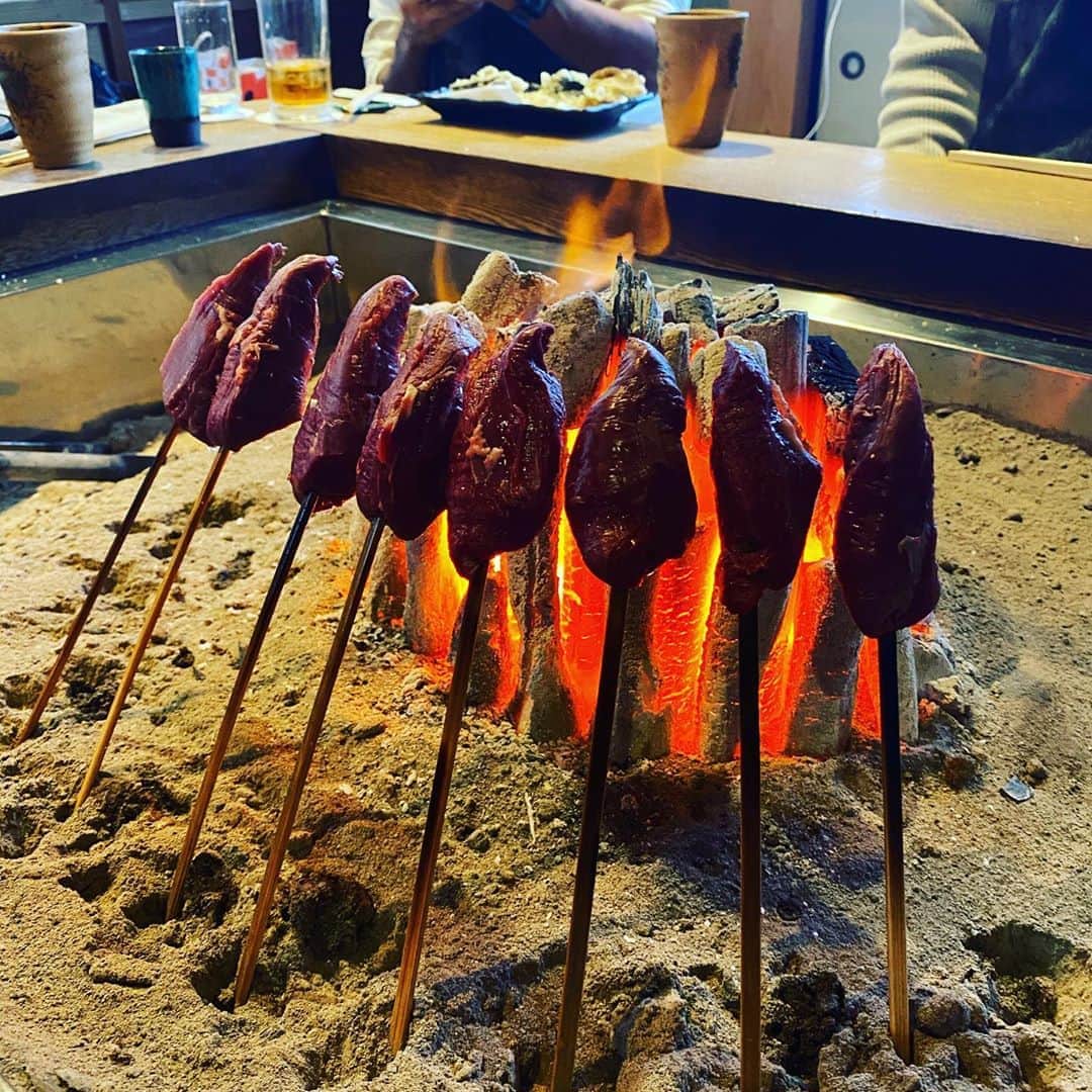 宮田麺児さんのインスタグラム写真 - (宮田麺児Instagram)「たどり着いた。「柳家」 囲炉裏をみに来ました。  炎をあてにワイン。  #柳家 #岐阜 #炎 #囲炉裏 #ワイン #ワインの最高のあては炎 #ジビエ #串料理」10月26日 15時44分 - miyatamenji