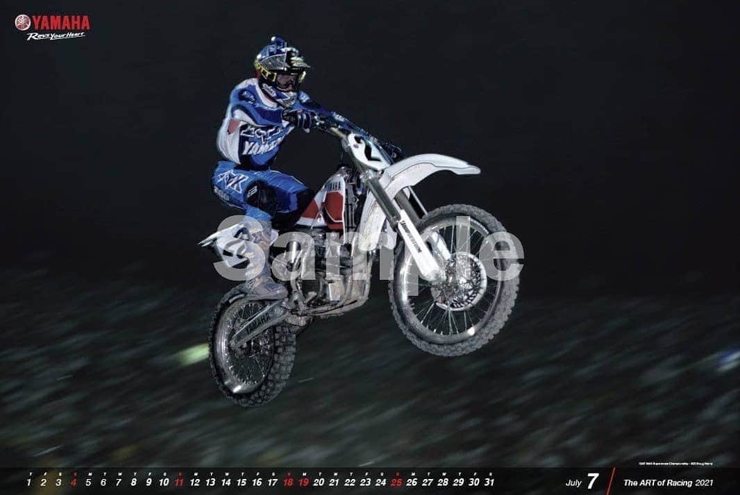 ヤマハ バイクさんのインスタグラム写真 - (ヤマハ バイクInstagram)「歴代の二輪レースから感動のシーンを厳選した「2021ヤマハレーシングカレンダー」が、本日オープンの「ヤマハ発動機オンラインショップ」などで発売！✨ ﻿ 1955年7月10日。当社にとって最初の二輪レースは、7月1日の創立日からわずか10日後のことでした。この日から65年以上もの間、挑戦を続け、世界中に活躍の場を広げていったのです。2021年のレーシングカレンダーでは、その最前線で力強くエキゾーストノートを轟かせ、勇敢に挑戦する姿で歓声と感動を創ってきたライダーたちを通じて当社の二輪レース史を振り返りつつ、時代を超えた感動をお届けします。﻿ ﻿ カレンダーは、以下のオンラインショップにてお求めいただけます。﻿ ﻿ ○ヤマハ発動機オンラインショップ：ブランドショップ﻿ ※プロフィール欄のURL先、ショップバナーからアクセスできます。﻿  ○ワイズギアオンラインショップ﻿ ※﻿検索エンジンで「ワイズギアオンラインショップ」と検索してください。  ■商品概要﻿ ・メーカー希望小売価格：2,100円［税込み］﻿ ・サイズ：A2判壁掛けタイプ・ヨコ仕様（縦420mm×横594mm）﻿ ・枚数：表紙1枚・本紙12枚﻿ ・印刷：表紙／本紙ともにカラー﻿ ﻿ #YAMAHAが美しい #レーシングカレンダー #racingcalender #yamaharacing」10月26日 15時46分 - yamaha_bike