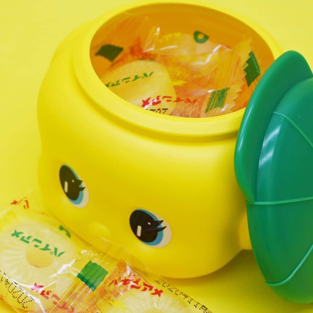 ワンズテラスさんのインスタグラム写真 - (ワンズテラスInstagram)「みんなが大好きなフエキくんの新商品がとってもキュート。 のりたまご味のふりかけは、小さなスプーン付きです！ おなじみのパインアメはパイナップルカラーをイメージした緑キャップのフエキくんに！ ちょっとしたギフトにもおすすめです♪  ふりかけ　￥780＋税 パインアメ　￥450＋税  #フエキ #フエキくん #ふりかけ #のりたまご #のりたま #パインアメ #緑帽子 #パイン #パイナップル #パイナップルカラー #文具女子 #文具男子 #アメ #飴 #飴ちゃん #不易糊工業株式会社 #フエキ糊 #ギフト #雑貨 #onesterrace #ワンズテラス」10月26日 15時46分 - onesterrace