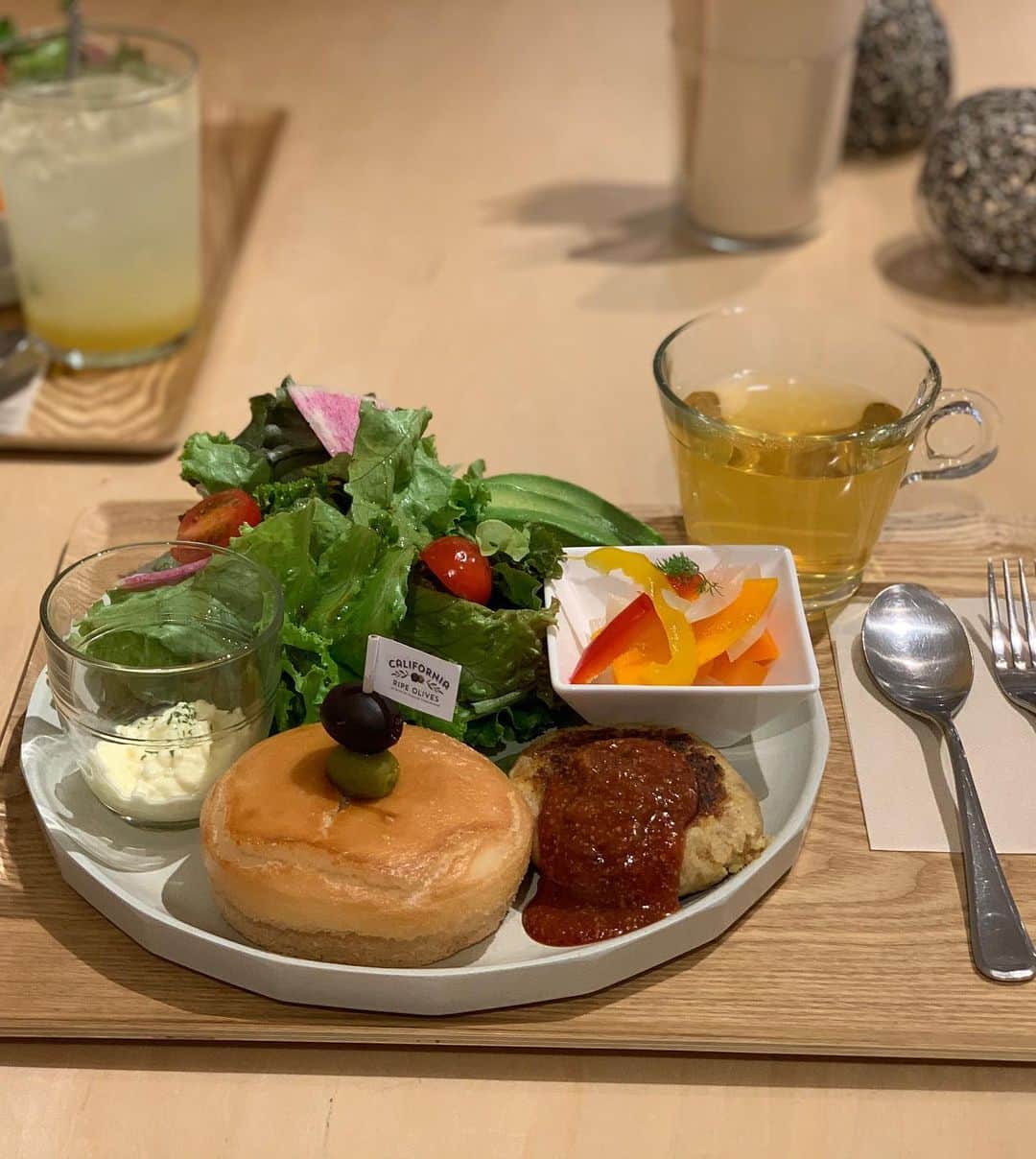 駒田奈美さんのインスタグラム写真 - (駒田奈美Instagram)「・ ・ ・ 『美腸・腸活』 ・ ・ 表参道〜外苑前散策の途中 身体に優しいランチを♡ ・ ・ グルテンフリーや発酵食など… 身体の中から美しくなれる グロサリーカフェ♡ ・ ・ 期間限定メニューの ヴィーガンバーガーをいただきました♡ 米粉のバンズです とっても美味しくてペロリ(๑˃̵ᴗ˂̵) ・ ・ 店内にはヨーロッパ発のものを中心とした オーガニック食品が並んでます♪ ・ ・ ・ #駒田奈美#オスカープロモーション#モデル#lforyouaoyama #表参道カフェ#青山カフェ#ベジタリアン#ヴィーガン#腸活#グルテンフリー#米粉パン」10月26日 15時48分 - nami.komada