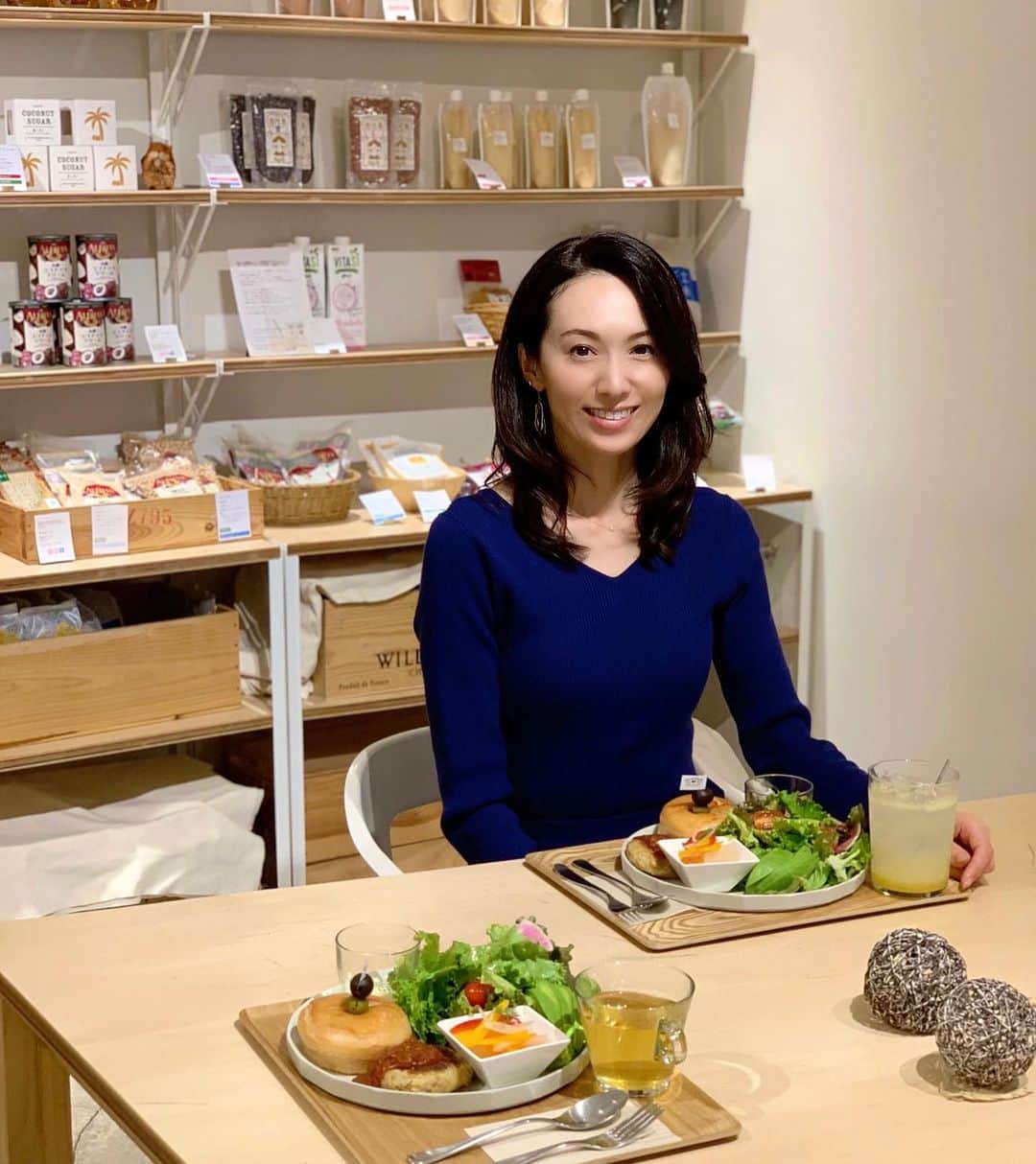駒田奈美さんのインスタグラム写真 - (駒田奈美Instagram)「・ ・ ・ 『美腸・腸活』 ・ ・ 表参道〜外苑前散策の途中 身体に優しいランチを♡ ・ ・ グルテンフリーや発酵食など… 身体の中から美しくなれる グロサリーカフェ♡ ・ ・ 期間限定メニューの ヴィーガンバーガーをいただきました♡ 米粉のバンズです とっても美味しくてペロリ(๑˃̵ᴗ˂̵) ・ ・ 店内にはヨーロッパ発のものを中心とした オーガニック食品が並んでます♪ ・ ・ ・ #駒田奈美#オスカープロモーション#モデル#lforyouaoyama #表参道カフェ#青山カフェ#ベジタリアン#ヴィーガン#腸活#グルテンフリー#米粉パン」10月26日 15時48分 - nami.komada